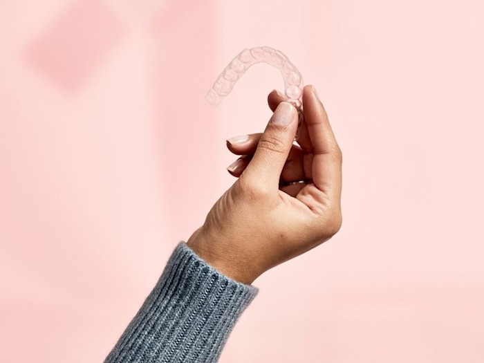 aligner-in-hand-close-up-LP